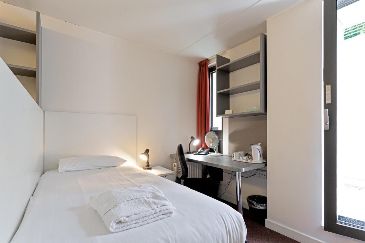 Tweepersoonskamer met 2 Aparte Bedden en Eigen Badkamer