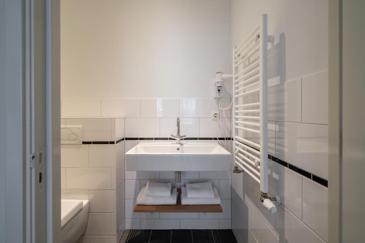 Large Studio with Kitchen,1498600999:JPEG