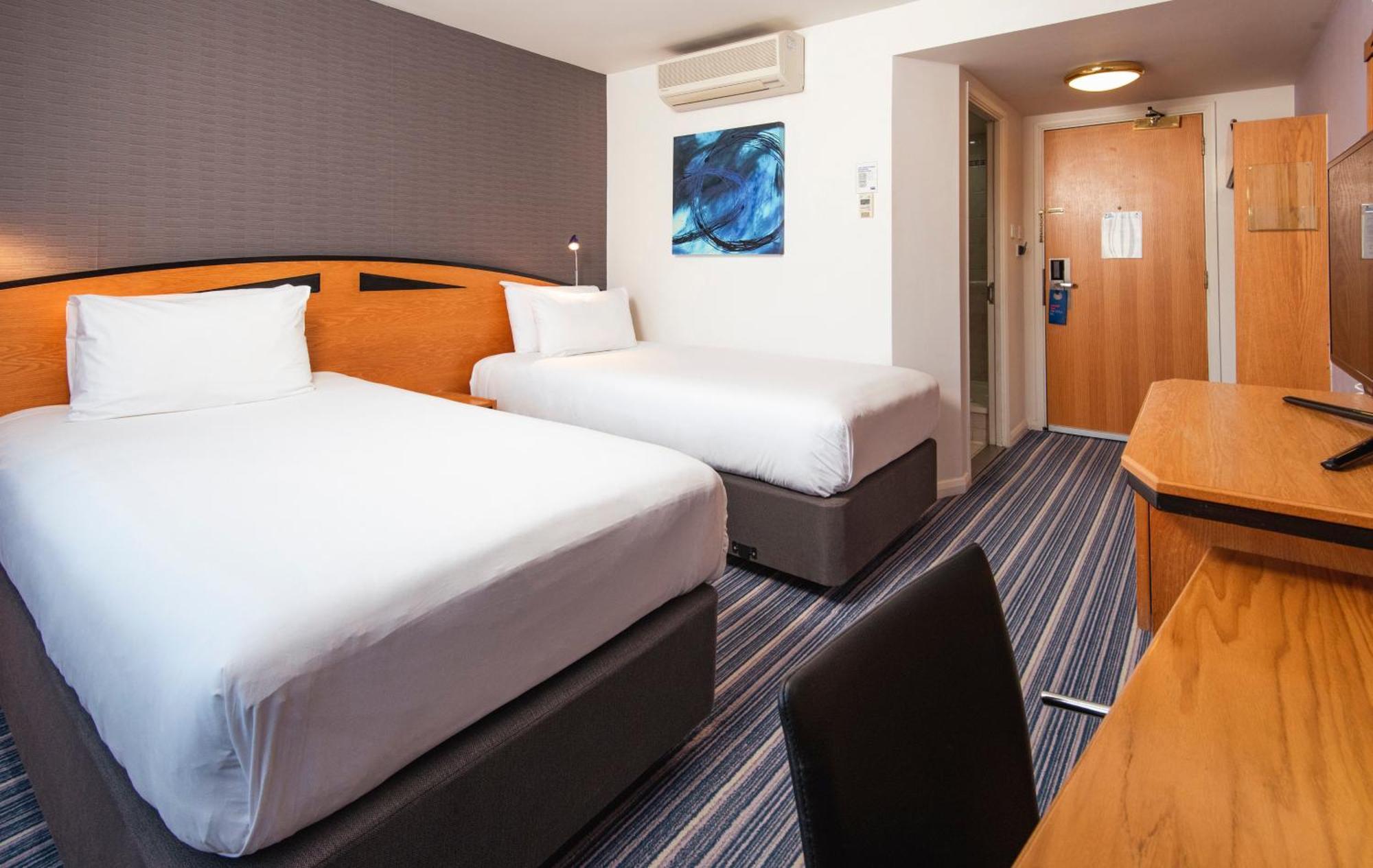 Standard Twin Room with Free Hot Breakfast