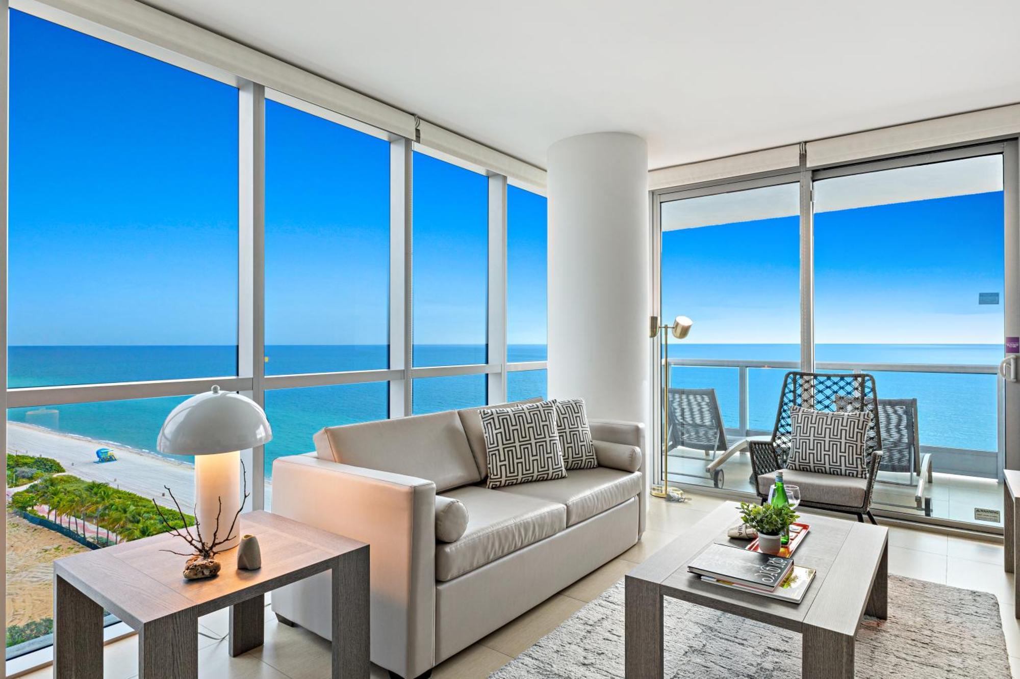 Deluxe One-Bedroom Corner Apartment Balcony Oceanfront View,1548991264:JPEG