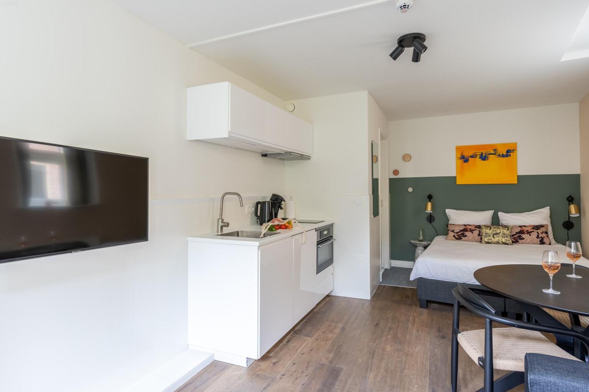 Medium Studio Kitchen