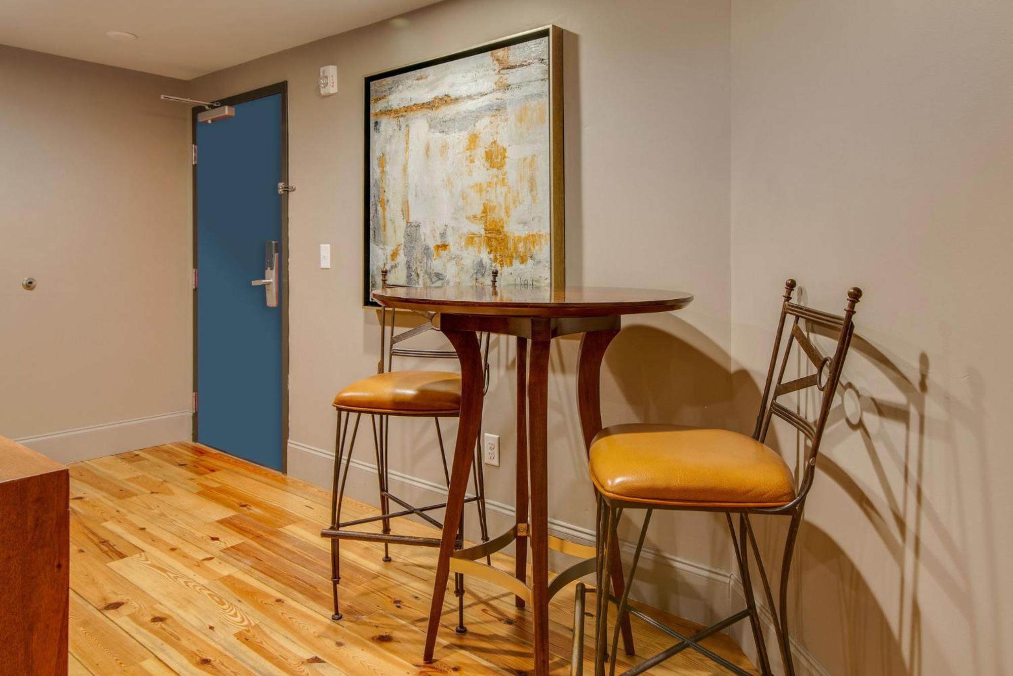 Deluxe King SuiteDowntown Deluxe King Suite w/Kitchen & Living Room - Unit 1