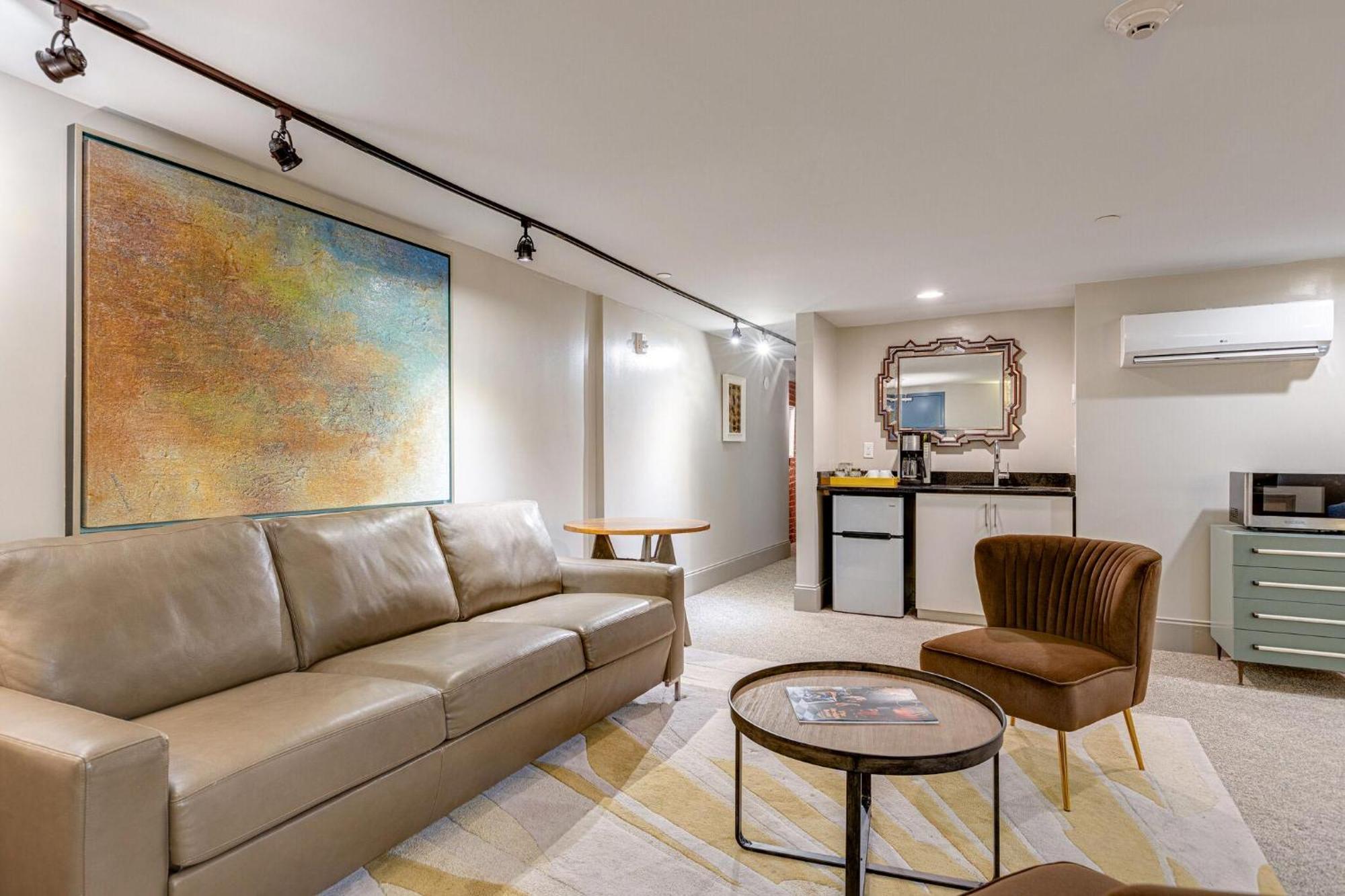 Downtown Nashville Large King Studio Suite - Unit 7