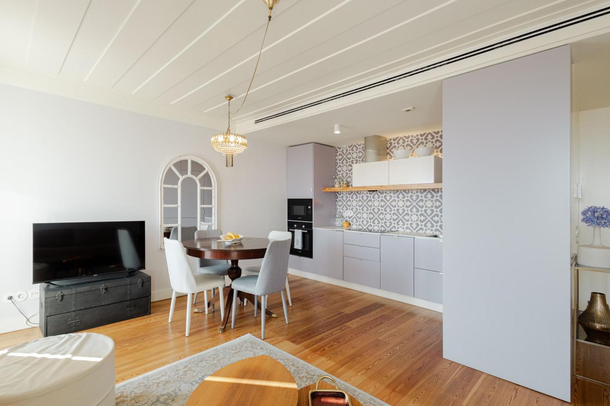 Deluxe One-Bedroom Apartment River View