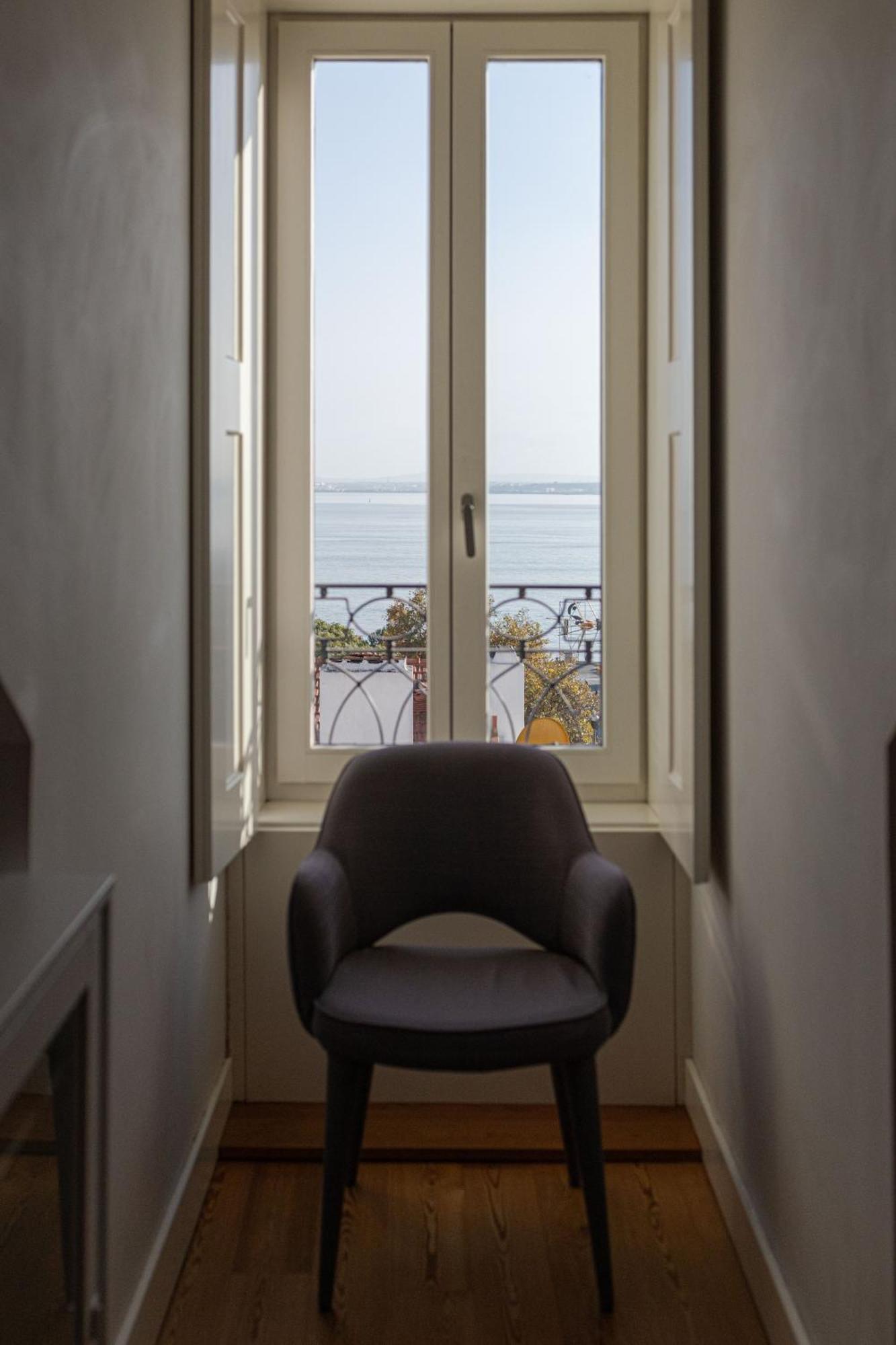 Deluxe One-Bedroom Apartment River View