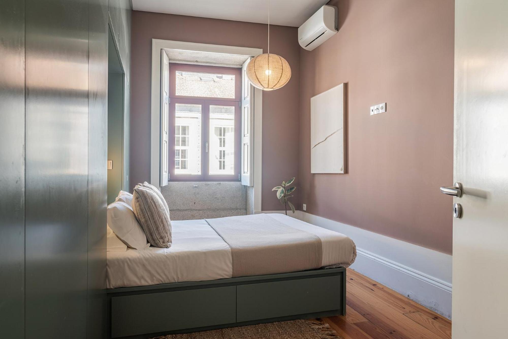 Deluxe One-Bedroom Apartment with Street View,1660324437:JPEG