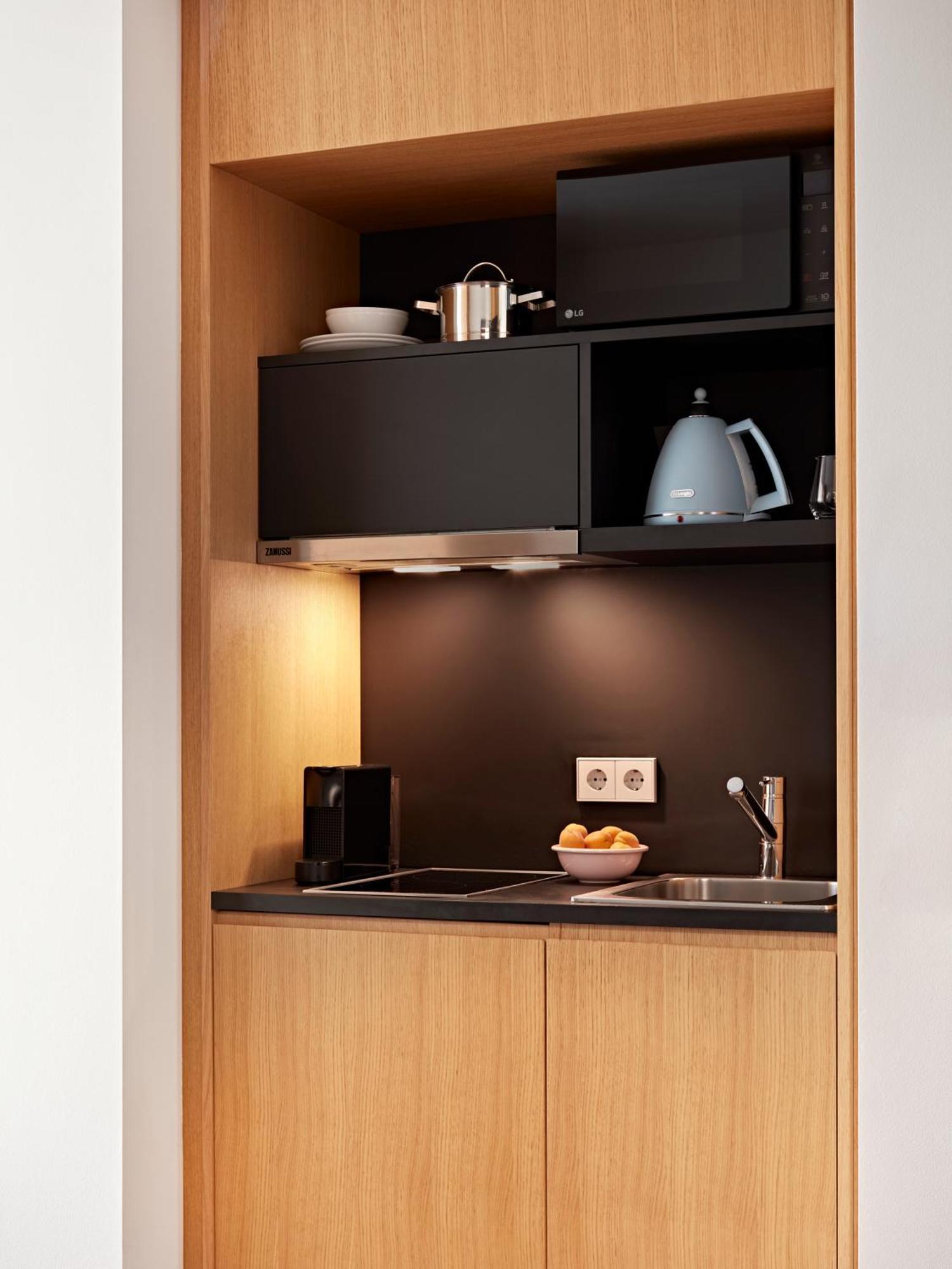 Large Studio with Kitchenette and Sofa Bed