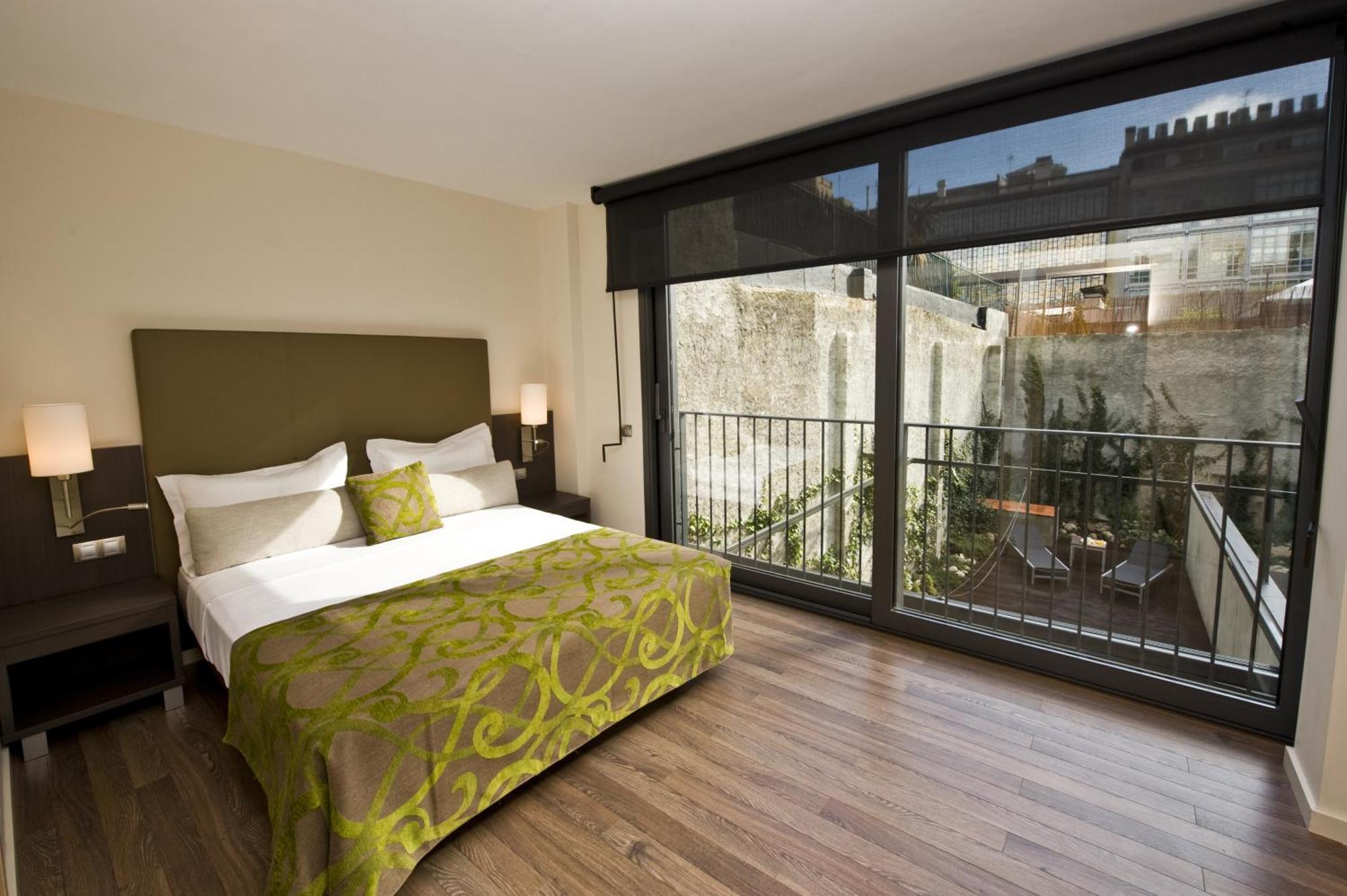 Three-Bedroom Apartment Private Terrace