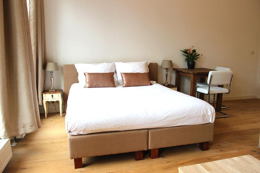 Large Studio with Canal View (2 Persons)