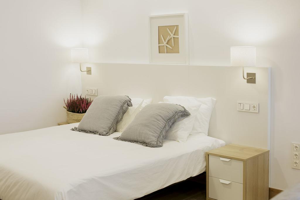 Estudio con cama extragrande y sofá cama