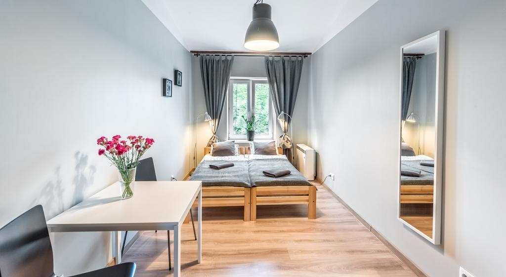 Tweepersoonskamer met 2 Aparte Bedden en Gedeelde Badkamer