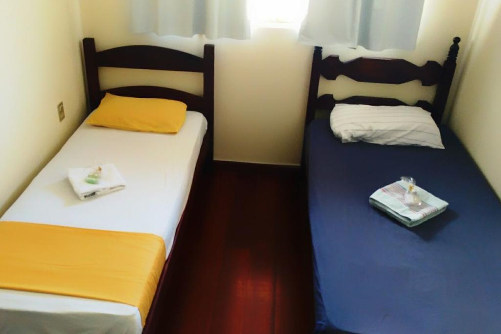 Quarto com 2 Camas de Solteiro e Banheiro Compartilhado