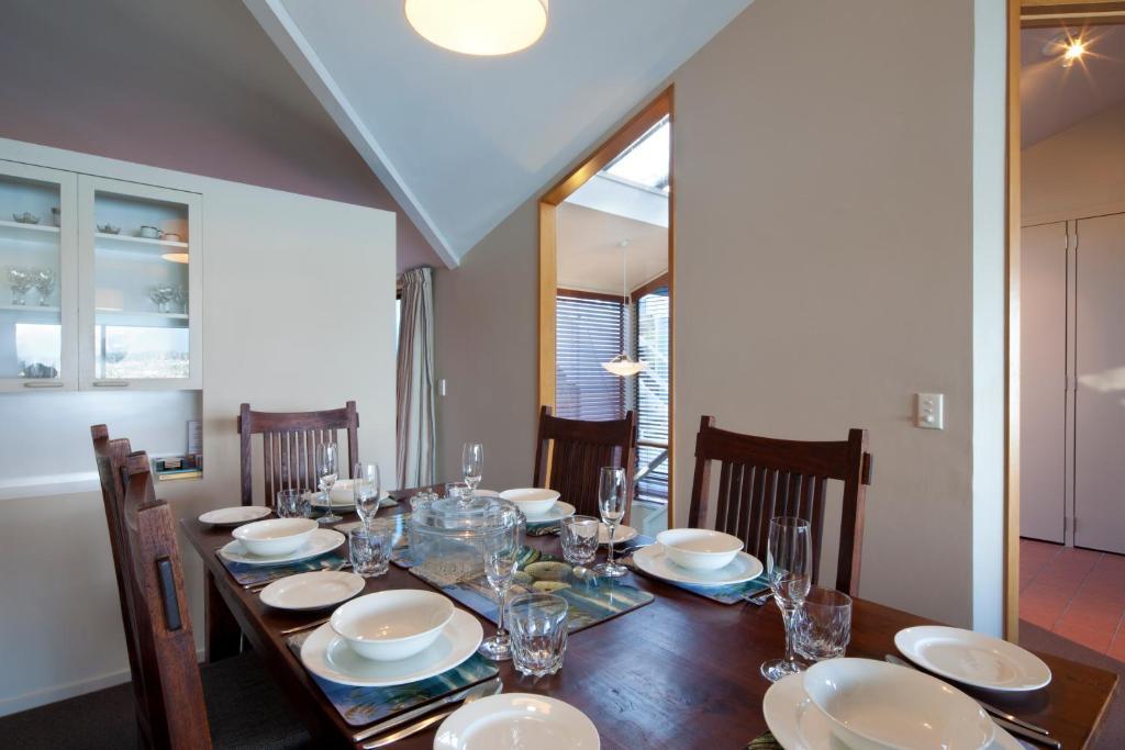 Three-Bedroom Apartment with Lake View