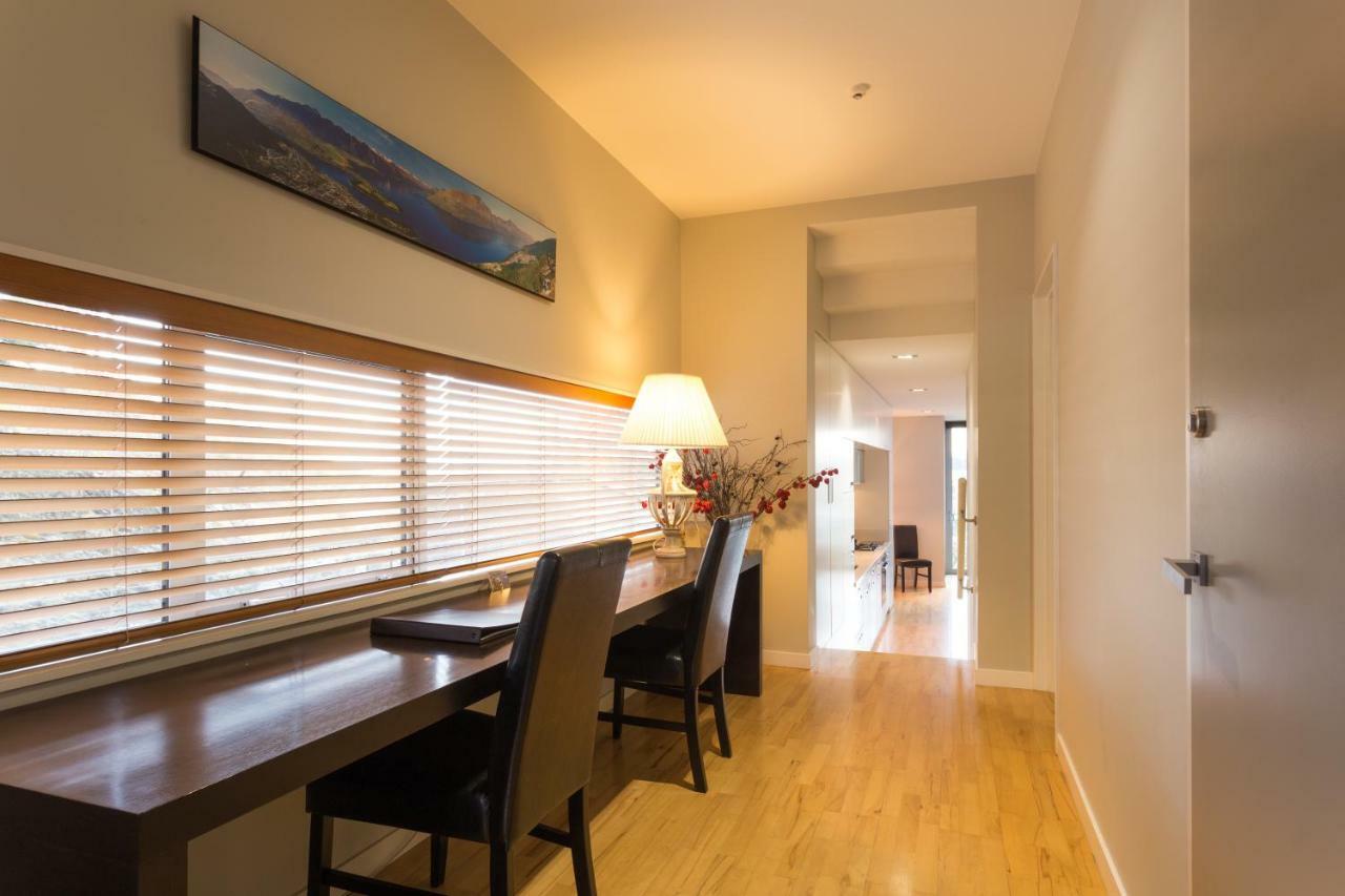 One-Bedroom Apartment with Mountain View