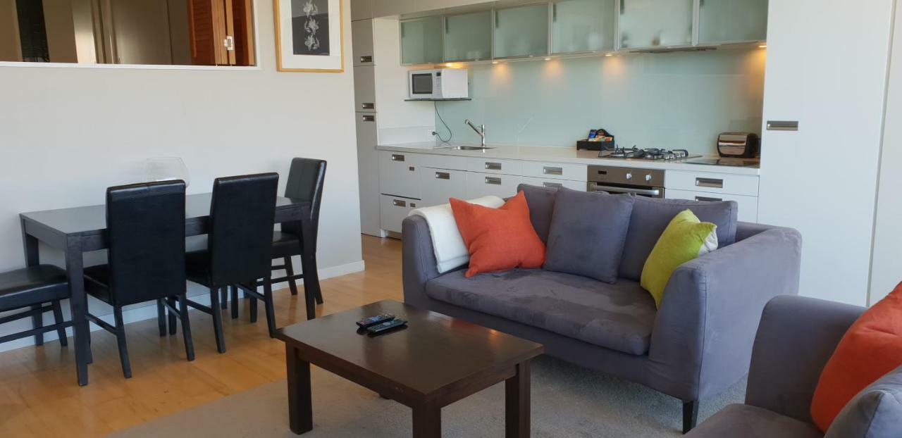 One-Bedroom Apartment Lake View,1037287432:JPEG