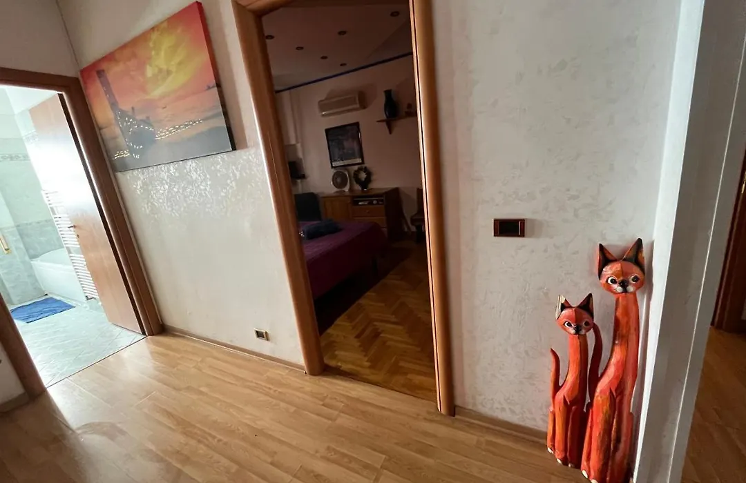 Julias Domus, T Apartment, Metro C-1