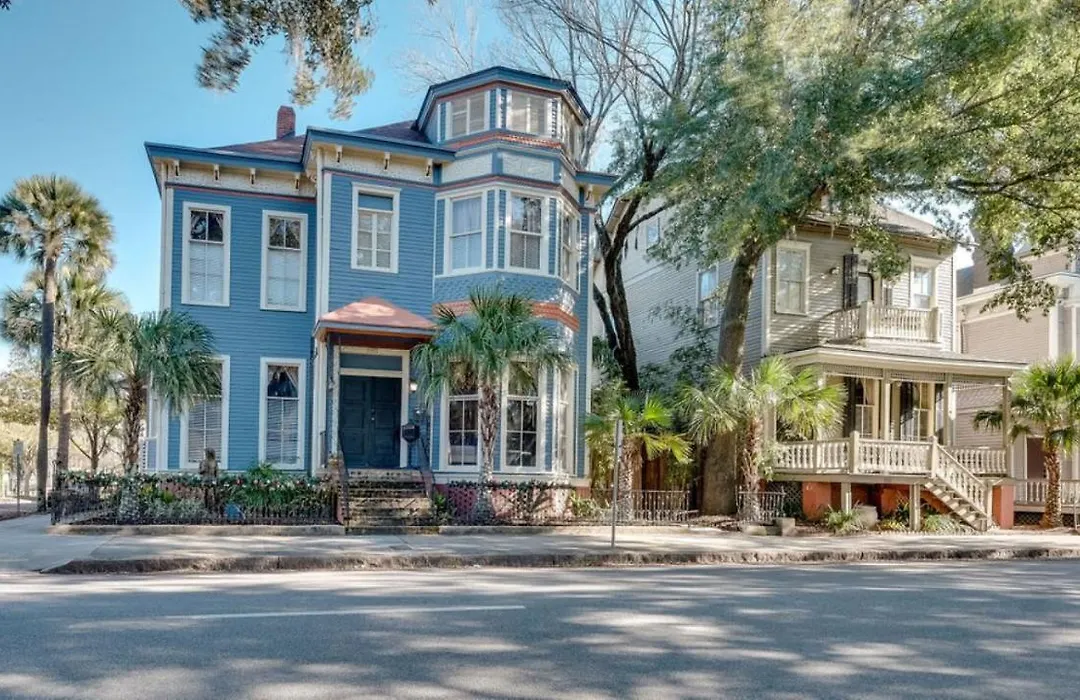 Elegant 2 Bed Directly On Forsyth Park-1