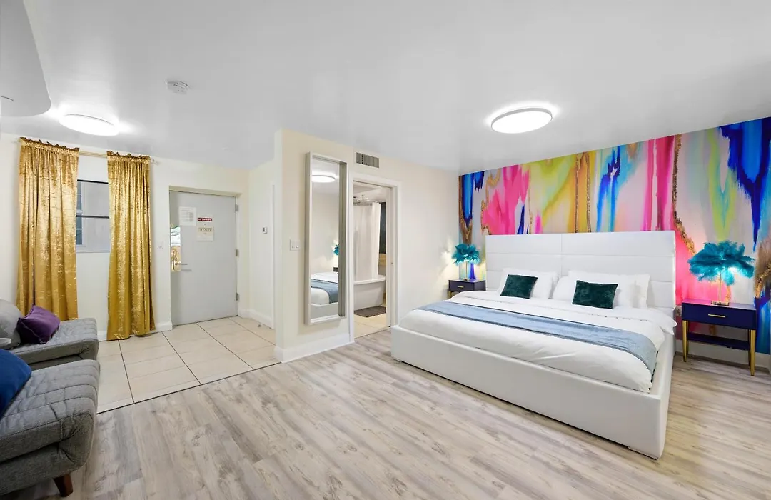 Ocean Drive Apartments With Rooftop Pool, South Beach, Miami-1