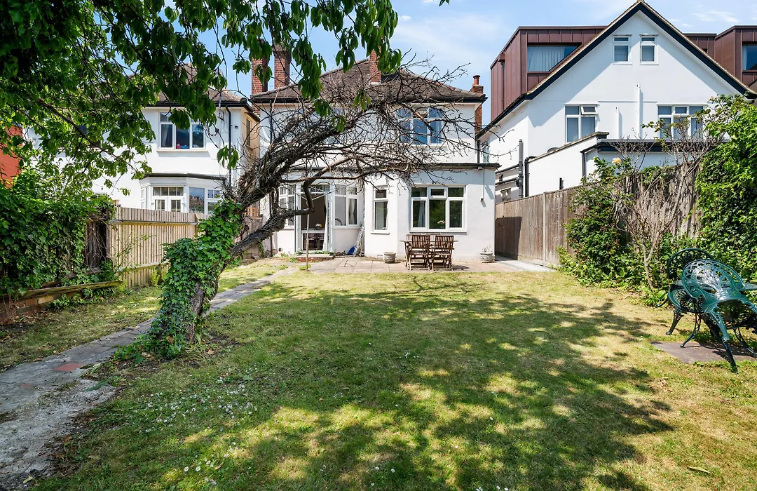 Wimbledon Town Centre Garden Apartment With Private Parking - Sleeps 5-1