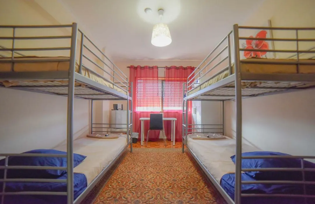 Quarto com 4 camas (Beliches+ 1 Sofá-cama)-1