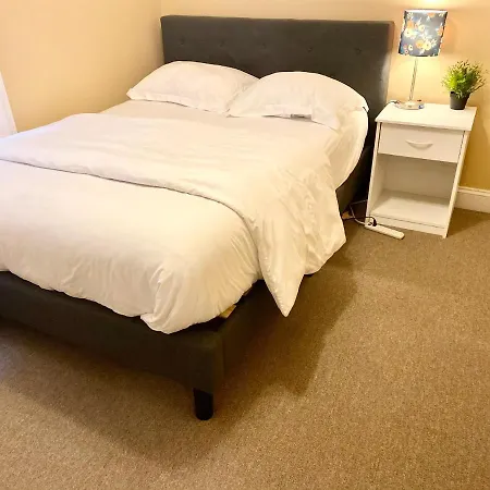 Entire Modern 2 Bedroom Apartment-3