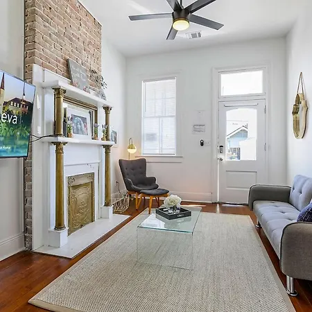 Private 2Br In Uptown By Hosteeva-3