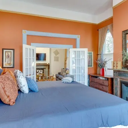 Elegant 2 Bed Directly On Forsyth Park-3
