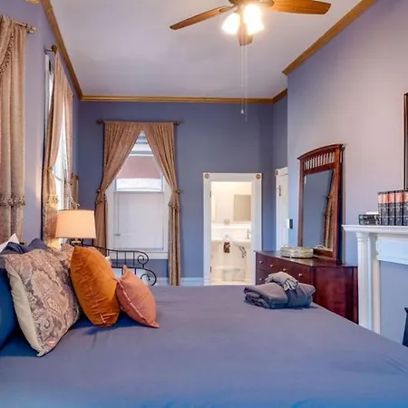 Elegant 2 Bed Directly On Forsyth Park-2