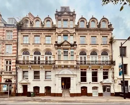 Centrally Located 3 Bed Apartment-3