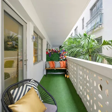 Ocean Drive Apartments With Rooftop Pool, South Beach, Miami-2