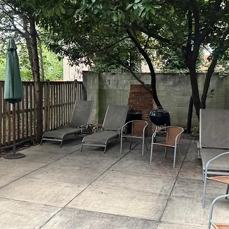 Large Duplex Apt 2Bdrm 1Den-Metro-3