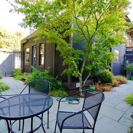 Phinney Ridge Flat With Backyard Oasis-2