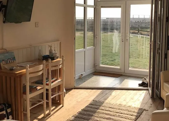 Seaside Studio Right On The Coastal Path.