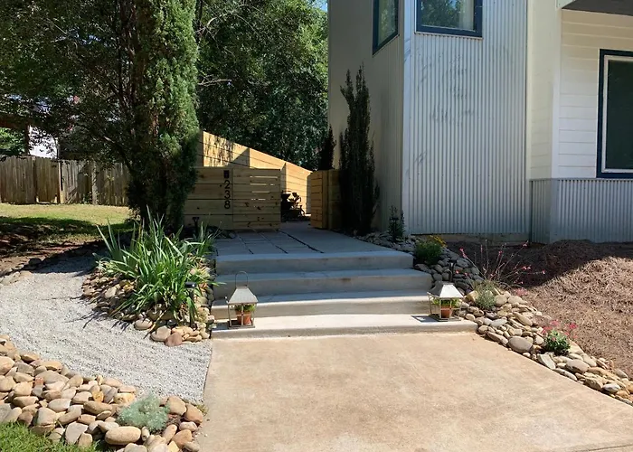 Normalbnb - 2 Blocks From Restaurants, Bars, Hospital
