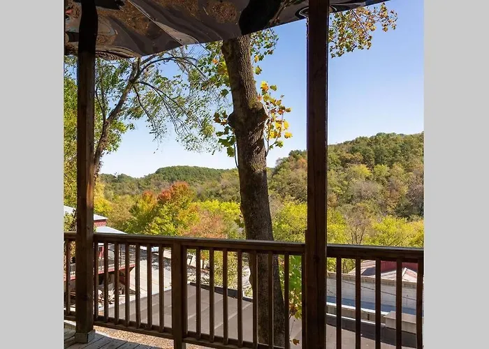 Private Luxury Suite With Hot Tub Downtown Eureka Springs
