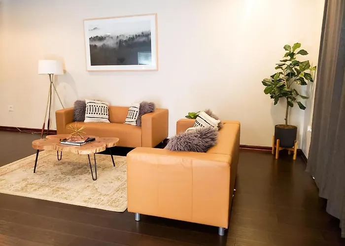 2Br Airy & Tidy Apt With Free Covered Parking - Central Modern