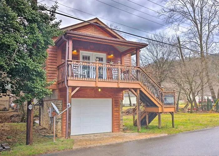 'The Boat House' Creekside Escape In Hot Springs!