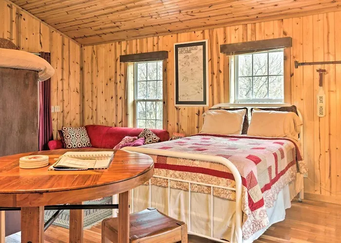 'The Boat House' Creekside Escape In Hot Springs!