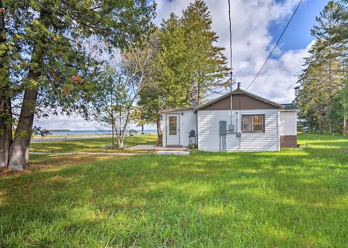 Lovely Lake Huron Getaway: Beach Access & Kayaks!