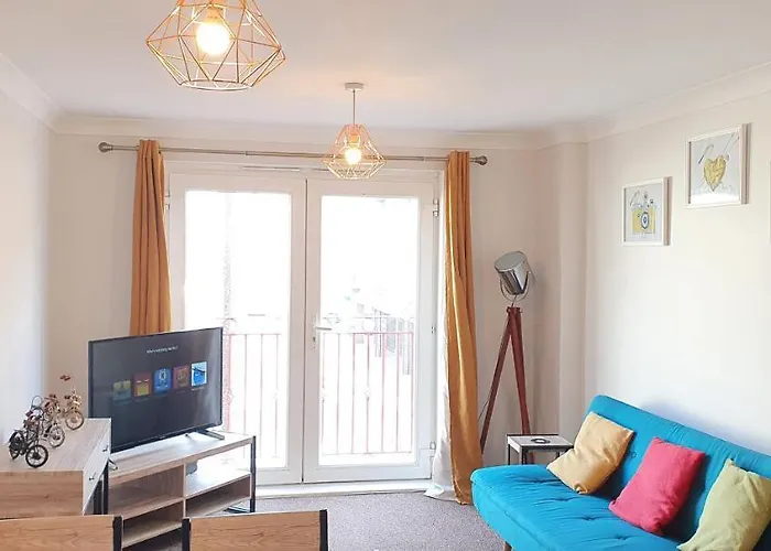 Garland Modern Apartment Tilbury With Parking