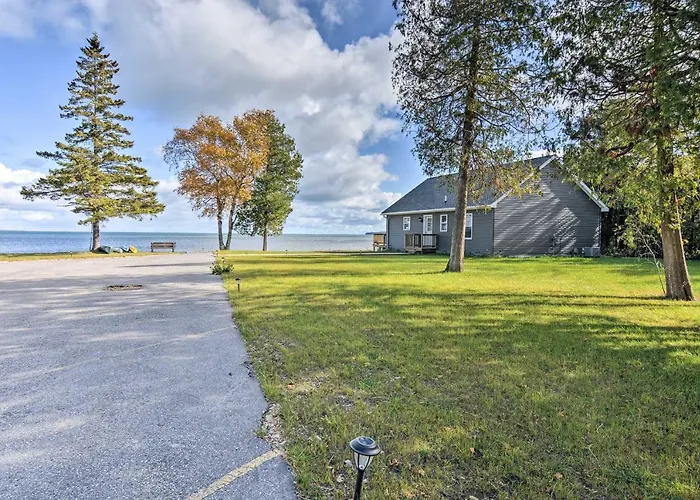 Lovely Lake Huron Getaway: Beach Access & Kayaks!