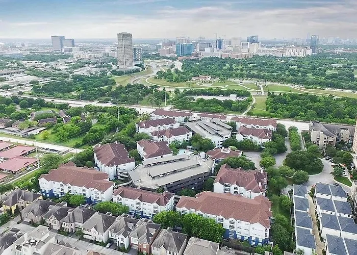 Newly Furnished 1Br Apartment W/ Hermann Park View