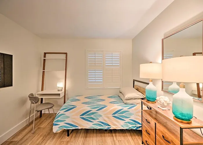 Luxe Naples Escape: Walk To Beach & Downtown!