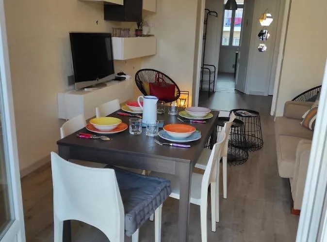 Quiet Top Floor 2 Bedroom Flat Near Nice Port With Lift Balcony Ac And Fast Wifi