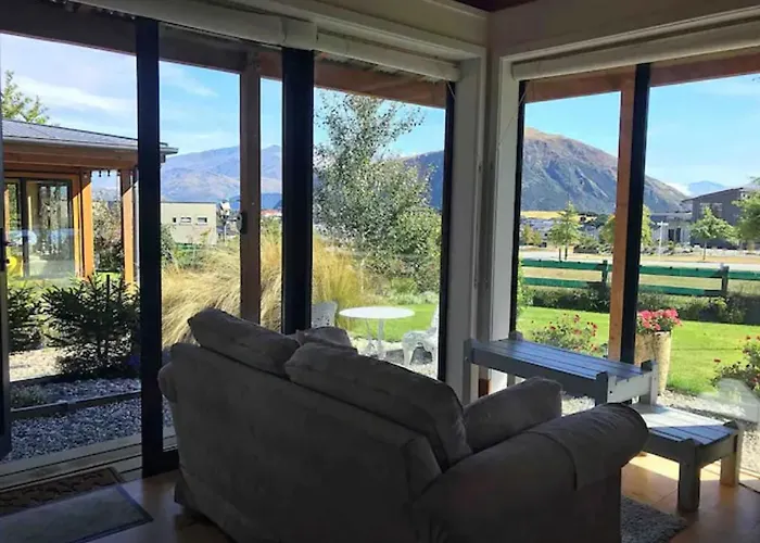 Stunning Scandi Style Room Overlooking Lake Wanaka