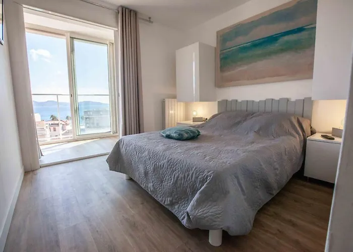 Tres Beau T2 Climatise Refait A Neuf, Vue Mer Panoramique Exceptionnelle A 120M A Pied De La Plage