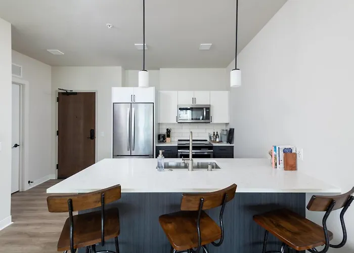 East Side Luxury 1Br Apt - Near Brady St With Balcony And Lounge - Sleeps 4
