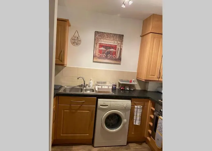 Modern Stylish Flat Over Garage With Free Parking