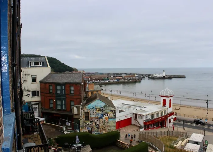 Lighthouse View: Seaside Retreat with Sky TV and Free Parking