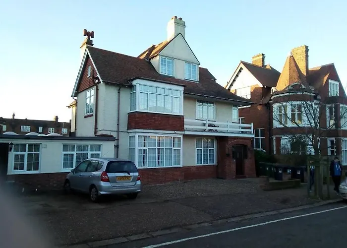 Leylands - Perfect Location Near Town And Beach